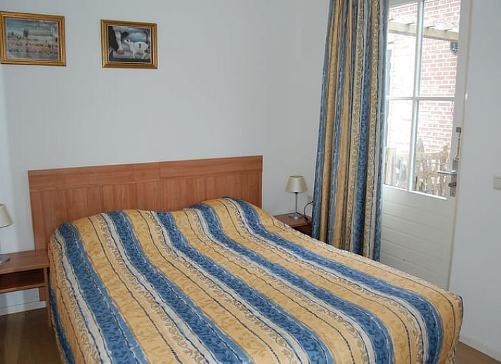 Moderne keuken in Vakantiehuis in Vreeland, Utrecht, met granieten aanrecht en gasfornuis.