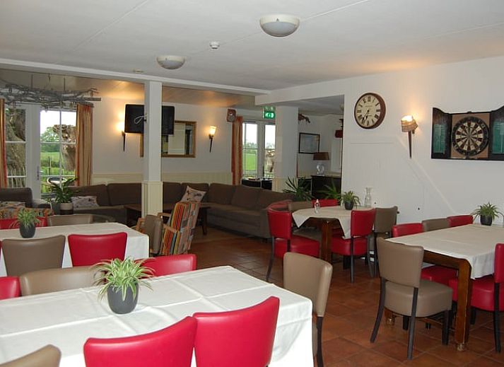 Ruim grasveld met voetbaldoelen bij Vakantiehuis in Vreeland, Utrecht, ideaal voor sport.