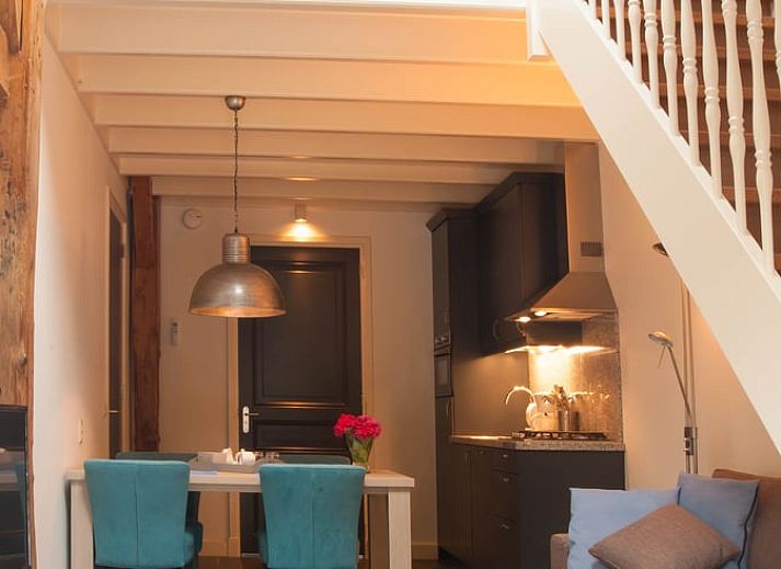 Gezellige binnenruimte van Vakantiehuisje in Vreeland, Utrecht met open keuken en eetgedeelte.