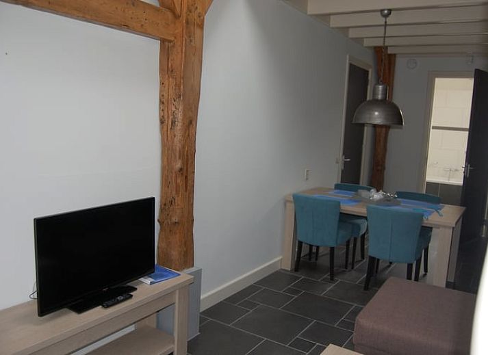 Gezellige binnenruimte van Vakantiehuisje in Vreeland, Utrecht met open keuken en eetgedeelte.