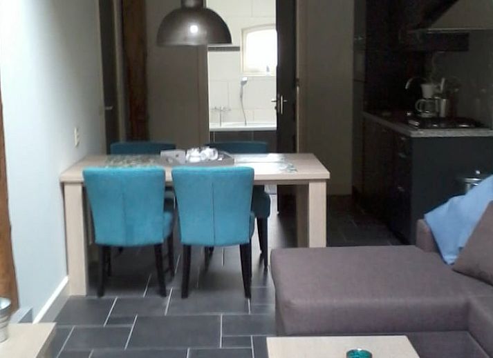 Sfeervolle slaapkamer in Vakantiehuisje in Vreeland, Utrecht noord met dakraam en comfortabele bedden.