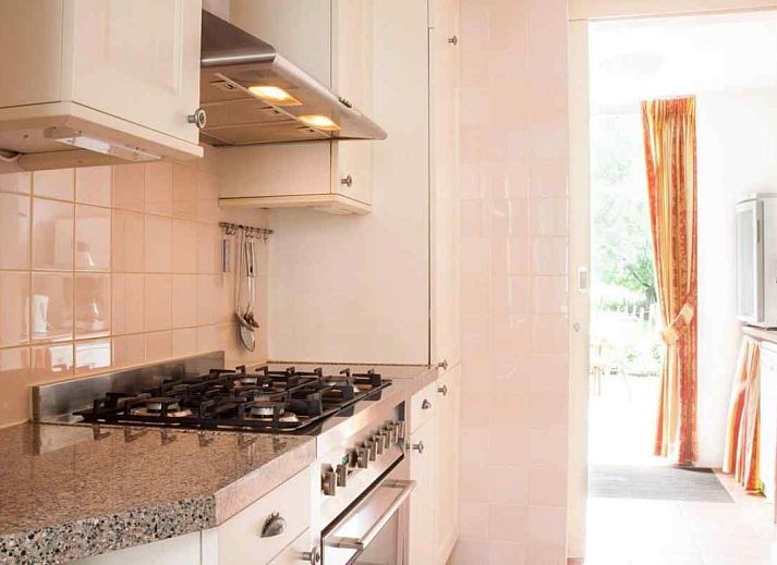 UT020 Ferienhaus in Vreeland, Utrecht mit gruenem Garten und traditioneller Architektur