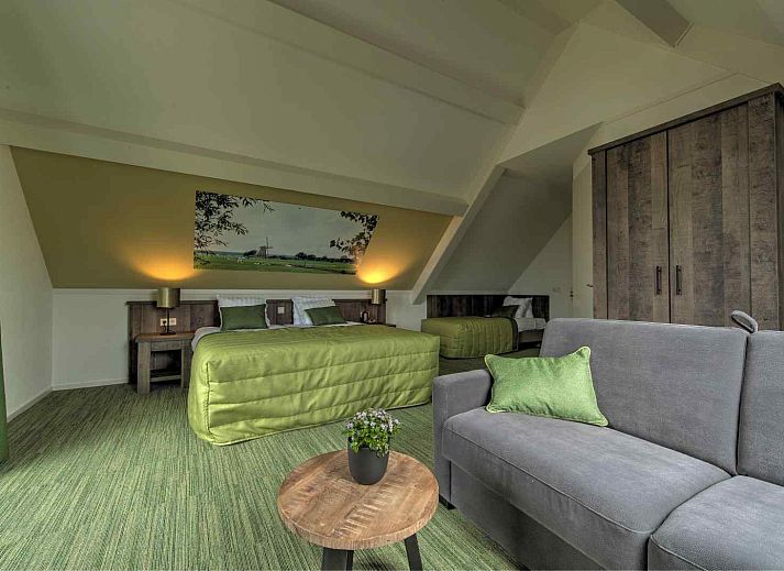 Komfortables Schlafzimmer im Ferienhaus UT020 in Vreeland, Utrecht mit gruenen Akzenten