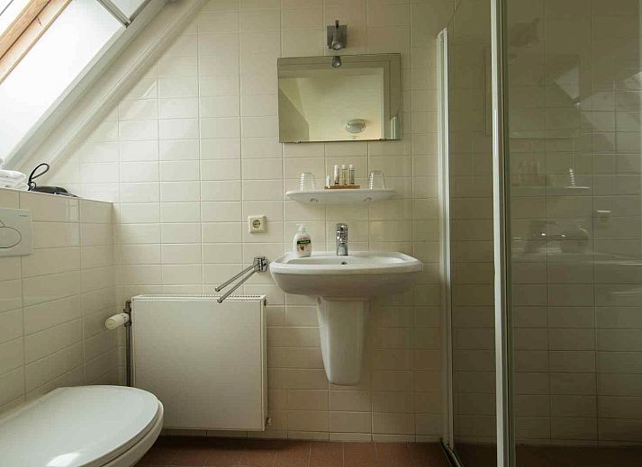 Modernes Badezimmer mit Badewanne im Ferienhaus UT020 in Vreeland, Utrecht
