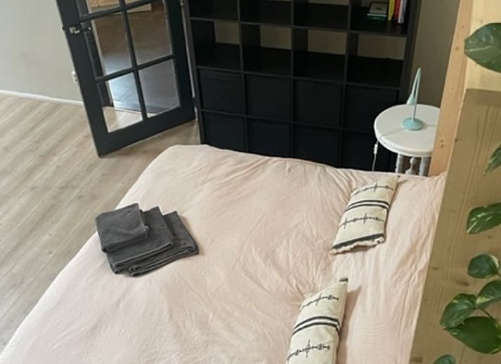 Charmante zithoek op houten veranda van Huisje in Tienhoven, vakantieaccommodatie in Tienhoven, Utrecht.