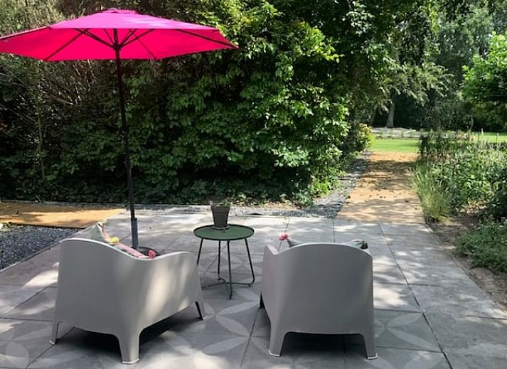 Stijlvolle woonkamer in Huisje in Tienhoven, vakantiewoning in Tienhoven, Utrecht, met comfortabele banken en veel licht.