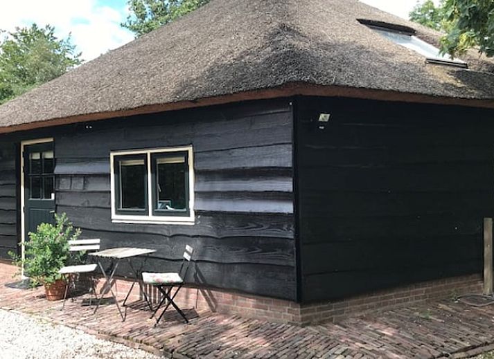 Stijlvolle woonkamer in Huisje in Tienhoven, vakantiewoning in Tienhoven, Utrecht, met comfortabele banken en veel licht.