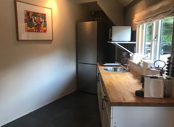 Stijlvolle woonkamer in Huisje in Tienhoven, vakantiewoning in Tienhoven, Utrecht, met comfortabele banken en veel licht.