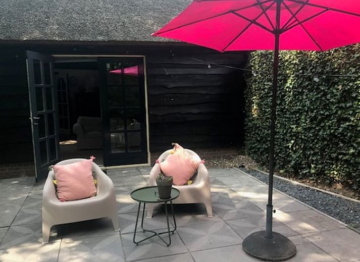 Stijlvolle woonkamer in Huisje in Tienhoven, vakantiewoning in Tienhoven, Utrecht, met comfortabele banken en veel licht.