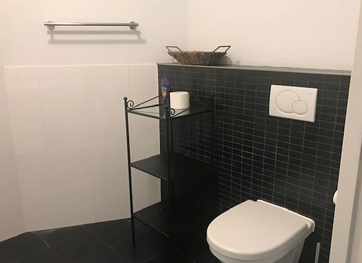 Luchtfoto van Huisje in Tienhoven, vakantiehuis in Tienhoven, Utrecht, omringd door natuur en water.