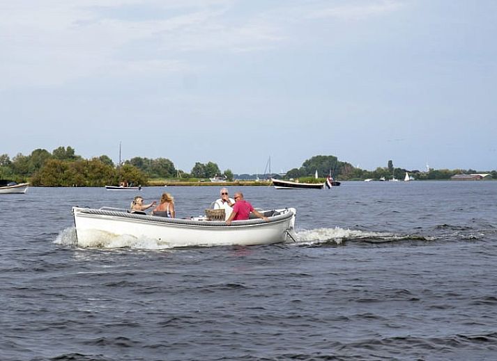 Luchtfoto van Huisje in Tienhoven, vakantiehuis in Tienhoven, Utrecht, omringd door natuur en water.