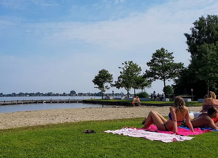 Luchtfoto van Huisje in Tienhoven, vakantiehuis in Tienhoven, Utrecht, omringd door natuur en water.