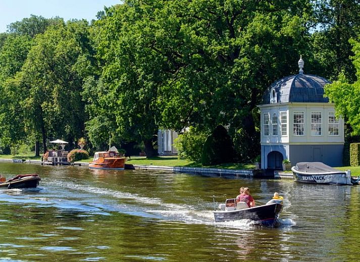 Authentiek exterieur van Huisje in Tienhoven, vakantieaccommodatie in Tienhoven, Utrecht, met gezellige zithoek buiten.