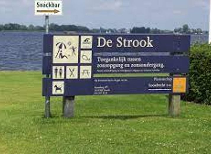 Authentiek exterieur van Huisje in Tienhoven, vakantieaccommodatie in Tienhoven, Utrecht, met gezellige zithoek buiten.