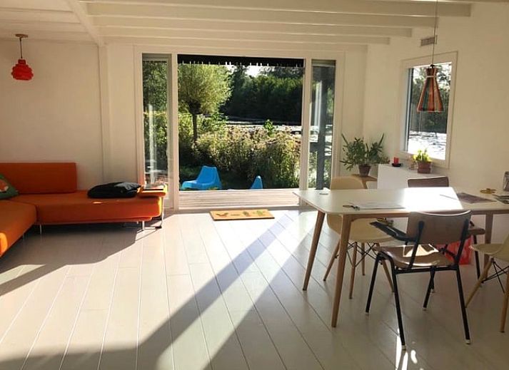 Veranda van Vakantiehuisje in Tienhoven met uitzicht op de serene vijver in Utrecht noord.
