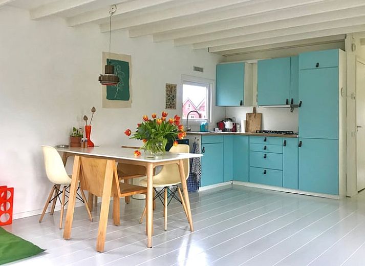 Lichte binnenruimte van Vakantiehuisje in Tienhoven in Utrecht noord met terraszicht.