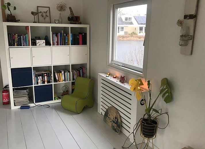 Lichte binnenruimte van Vakantiehuisje in Tienhoven in Utrecht noord met terraszicht.