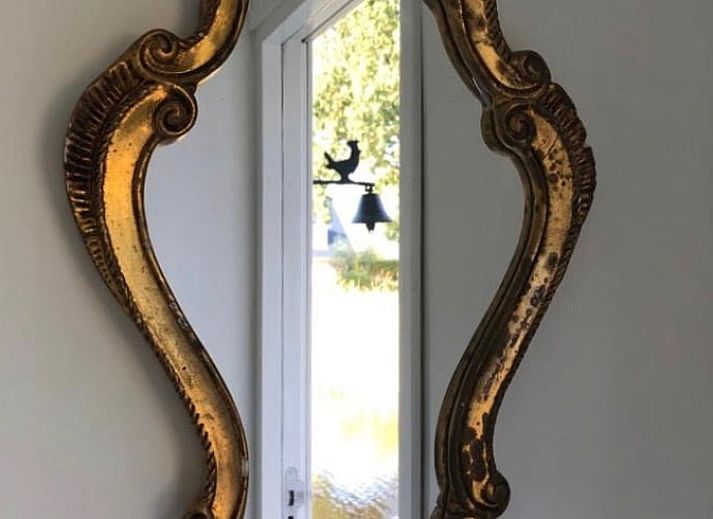 Binnenruimte van Vakantiehuisje in Tienhoven met boekenkast en uitzicht op de vijver in Utrecht noord.