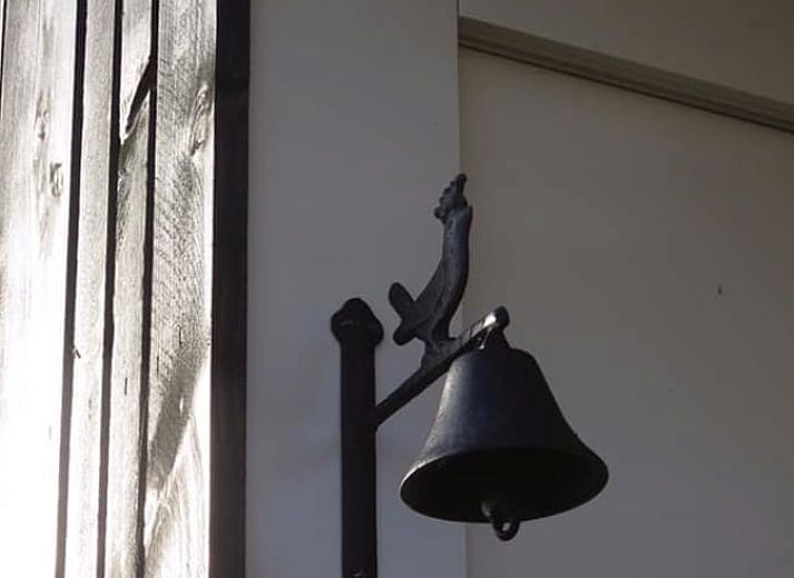 Binnenruimte van Vakantiehuisje in Tienhoven met boekenkast en uitzicht op de vijver in Utrecht noord.