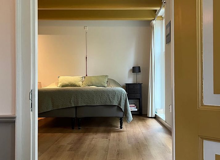 Helles Schlafzimmer im Ferienhaus in Nigtevecht, Utrecht mit Blick auf die gruene Umgebung.