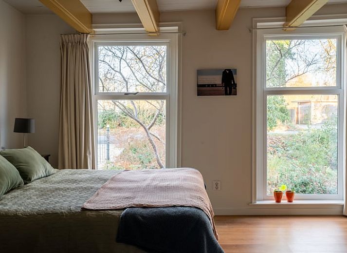 Helles Schlafzimmer im Ferienhaus in Nigtevecht, Utrecht mit Blick auf die gruene Umgebung.