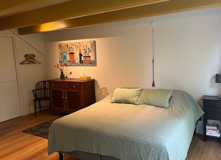 Helles Schlafzimmer im Ferienhaus in Nigtevecht, Utrecht mit Blick auf die gruene Umgebung.