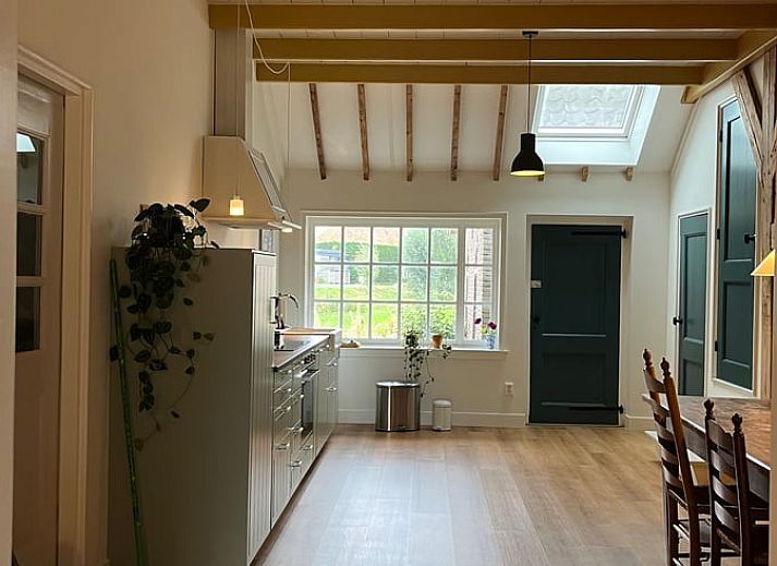 Geraeumiges Schlafzimmer im Ferienhaus in Nigtevecht, Utrecht mit Holzboeden und moderner Einrichtung.