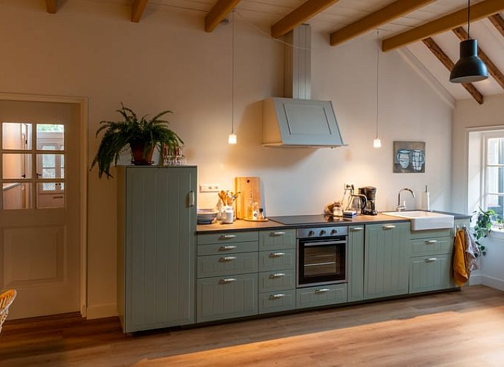 Geraeumiges Schlafzimmer im Ferienhaus in Nigtevecht, Utrecht mit Holzboeden und moderner Einrichtung.