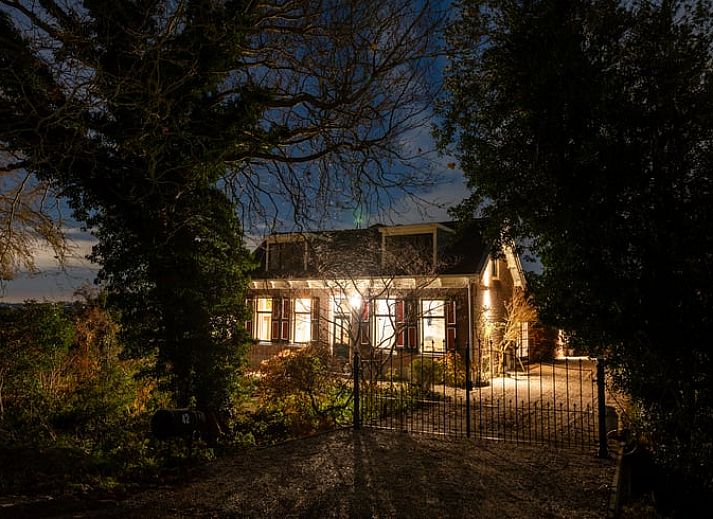 Modernes Badezimmer im Ferienhaus in Nigtevecht, Utrecht mit stilvoller Dusche.