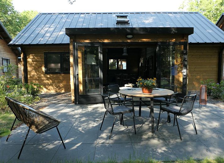 Amaryllis vakantiehuis in Soesterberg met terras omgeven door natuur in Utrecht noord.