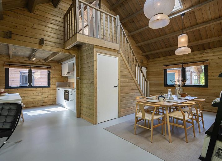 Vooraanzicht van Amaryllis vakantiehuis in Soesterberg, Utrecht noord, omringd door groen.