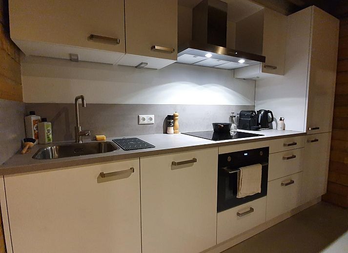 Vooraanzicht van Amaryllis vakantiehuis in Soesterberg, Utrecht noord, omringd door groen.