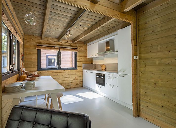 Zonnig terras bij Amaryllis vakantiewoning in Soesterberg, Utrecht noord, ideaal voor ontspanning.