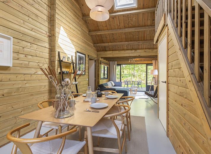 Zonnig terras bij Amaryllis vakantiewoning in Soesterberg, Utrecht noord, ideaal voor ontspanning.