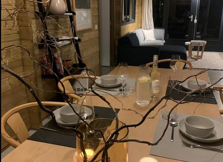 Zonnig terras bij Amaryllis vakantiewoning in Soesterberg, Utrecht noord, ideaal voor ontspanning.