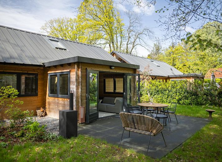 Gezellige binnenruimte van Amaryllis vakantiehuis in Soesterberg, Utrecht noord, met uitzicht op de natuur.