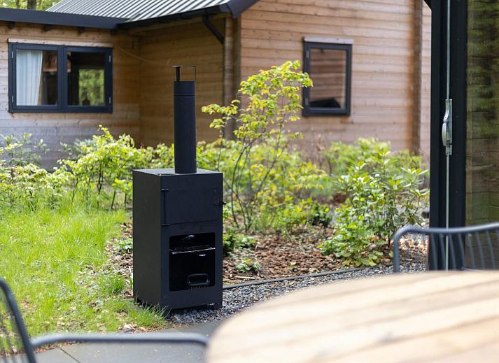 Gezellige binnenruimte van Amaryllis vakantiehuis in Soesterberg, Utrecht noord, met uitzicht op de natuur.