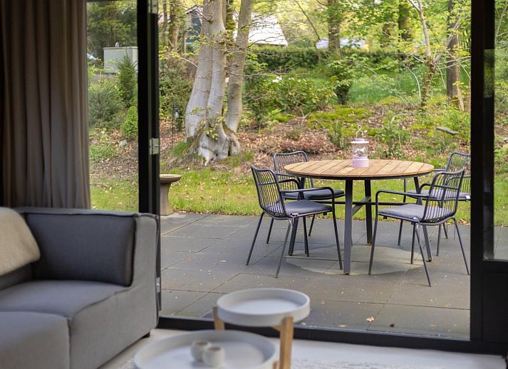 Gezellige binnenruimte van Amaryllis vakantiehuis in Soesterberg, Utrecht noord, met uitzicht op de natuur.