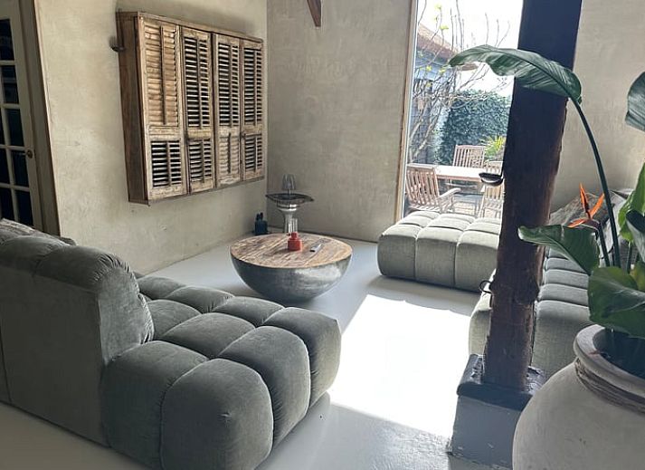 Modern kitchen in Cottage in Waverveen, vacation home in Utrecht with wooden details.