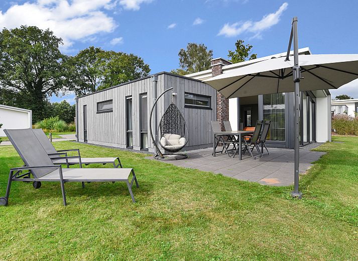 Terras bij Amerongse Berg 4-persoons woning 4EL1 in Overberg, Utrechtse Heuvelrug met comfortabele ligstoelen en eethoek.