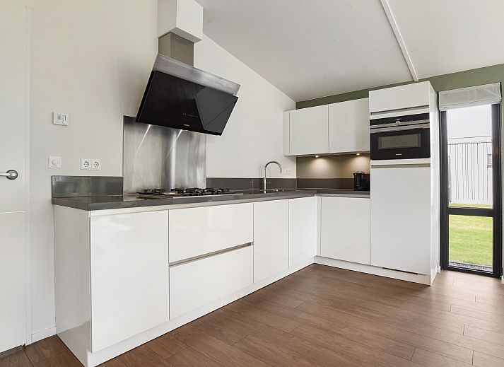 Terras bij Amerongse Berg 4-persoons woning 4EL1 in Overberg, Utrechtse Heuvelrug met comfortabele ligstoelen en eethoek.