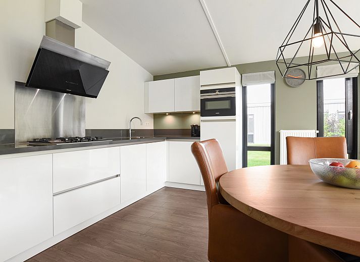 Terras bij Amerongse Berg 4-persoons woning 4EL1 in Overberg, Utrechtse Heuvelrug met comfortabele ligstoelen en eethoek.