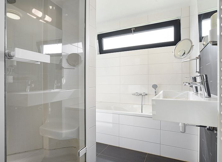 Gezellige woonkamer van Amerongse Berg 4-persoons woning 4EL1 in Overberg met tuinzicht en stijlvolle inrichting.