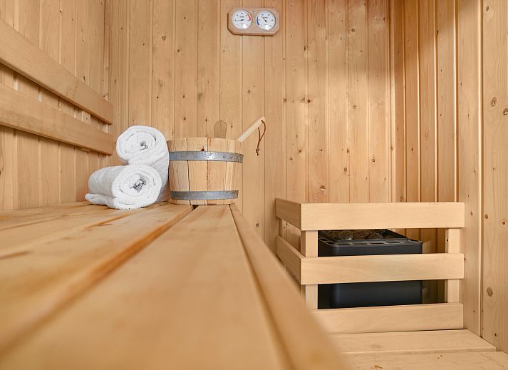 Moderne zithoek in Amerongse Berg 4-persoons woning 4EL1, Overberg, met uitzicht op de groene omgeving.