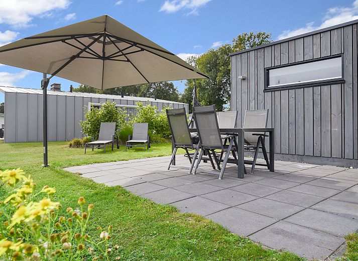 Moderne zithoek in Amerongse Berg 4-persoons woning 4EL1, Overberg, met uitzicht op de groene omgeving.