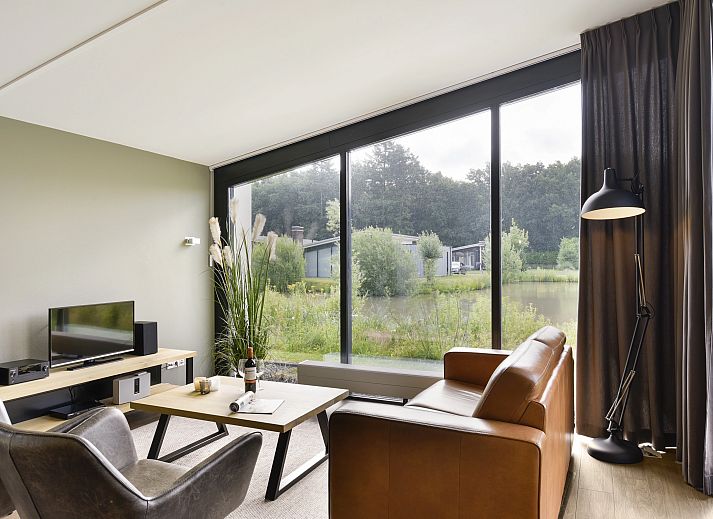 Lichte leefruimte in Amerongse Berg 4-persoons woning 4EL1 in Overberg, Utrecht, met comfortabele zitplaatsen.