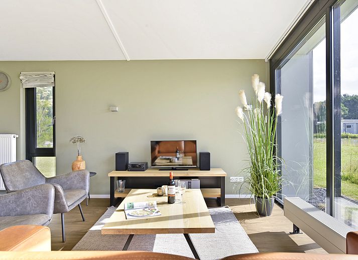 Lichte leefruimte in Amerongse Berg 4-persoons woning 4EL1 in Overberg, Utrecht, met comfortabele zitplaatsen.