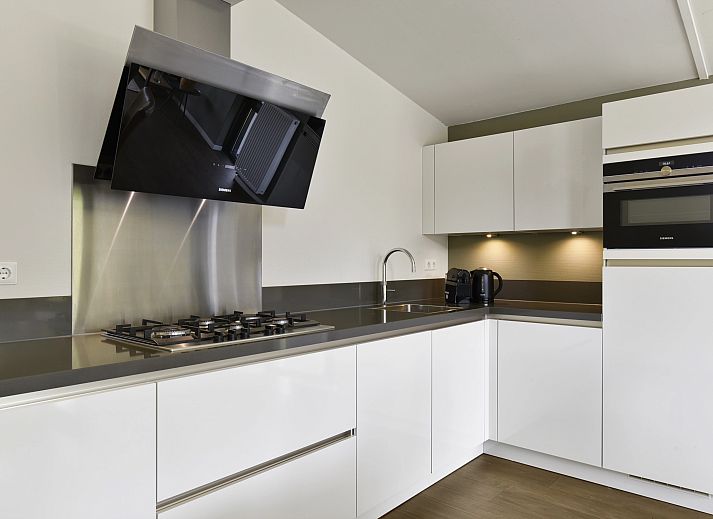 Lichte leefruimte in Amerongse Berg 4-persoons woning 4EL1 in Overberg, Utrecht, met comfortabele zitplaatsen.