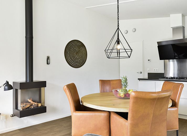 Lichte leefruimte in Amerongse Berg 4-persoons woning 4EL1 in Overberg, Utrecht, met comfortabele zitplaatsen.