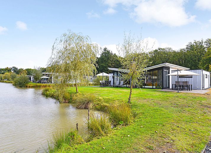 Gezellige woonkamer in Amerongse Berg vakantiehuis in Overberg, Utrechtse Heuvelrug, met comfortabele zitplaatsen.